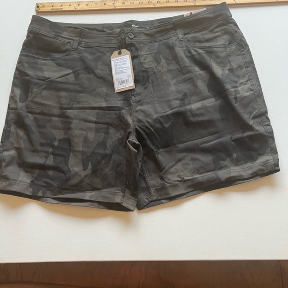 NWT Prana Women's Halle Short Plus II Size
22/7" Inseam Camo (D4)